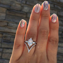 Load image into Gallery viewer, Crystal style  engagement ring